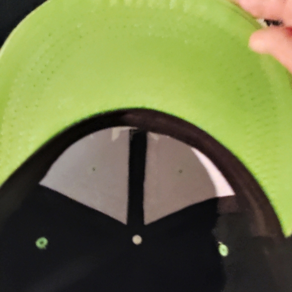 Black and Green Hat with Signature Design - Picture 4 of 8